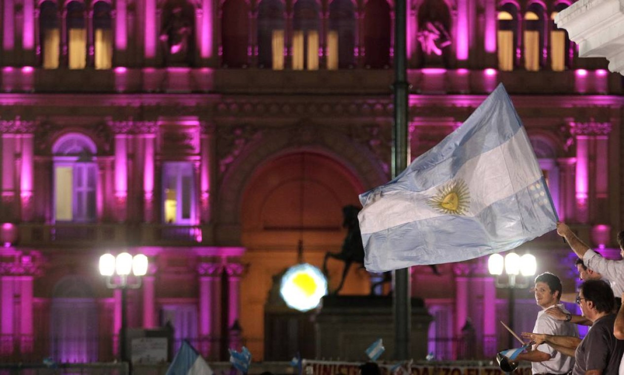 Argentinos saíram às ruas em protesto contra o governo da presidente Cristina Kirchner na noite da última quinta-feira. Na imagem, manifestantes empunham bandeira do país em frente à Casa Rosada. O protesto marca a insatisfação popular com aumento da inflação, da criminalidade e do intervencionismo do Estado na economia Foto: AP