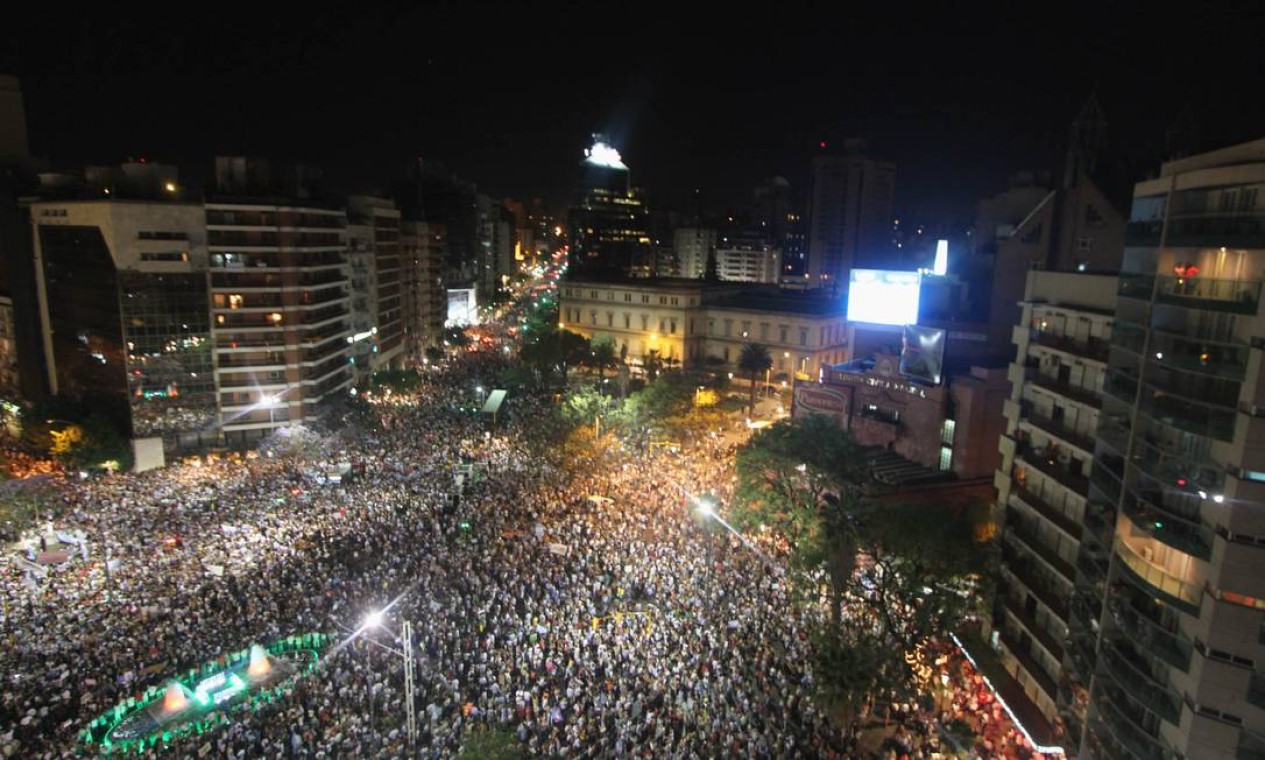 Vista aérea da Praça da Maio. Organizado pelas redes sociais, o protesto, que reuniu cerca de 700 mil pessoas em todo o país, foi chamado pela imprensa argentina de “8-N” Foto: AFP