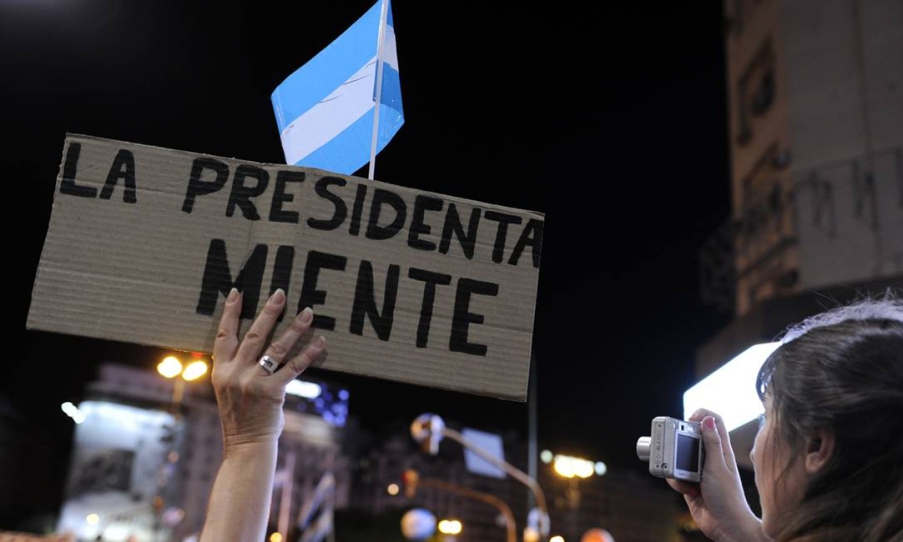 Mulher segura cartaz em que se lê: “A presidente mente.” Após vencer eleição presidencial de 2011 com 54% dos votos, a aprovação da gestão de Cristina Kirchner ficou em apenas 31,6% em outubro, segundo a última pesquisa da consultoria Management & Fit Foto: AFP