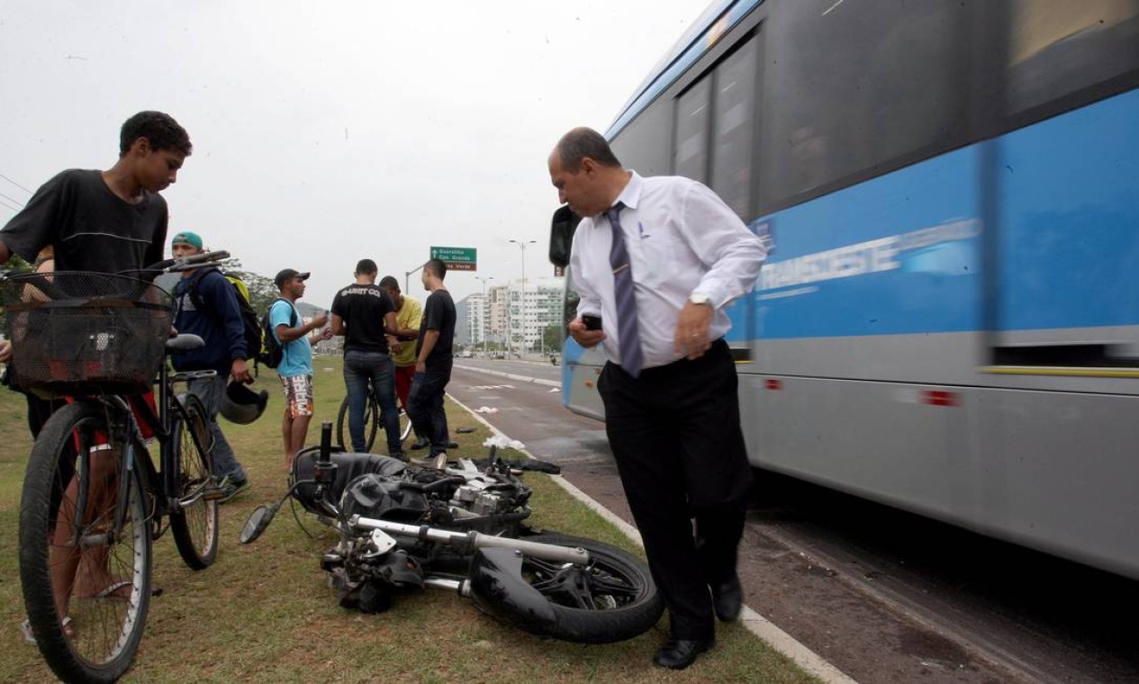 Colisão Entre Moto E ônibus Do Brt Deixa Um Morto No Recreio Jornal O