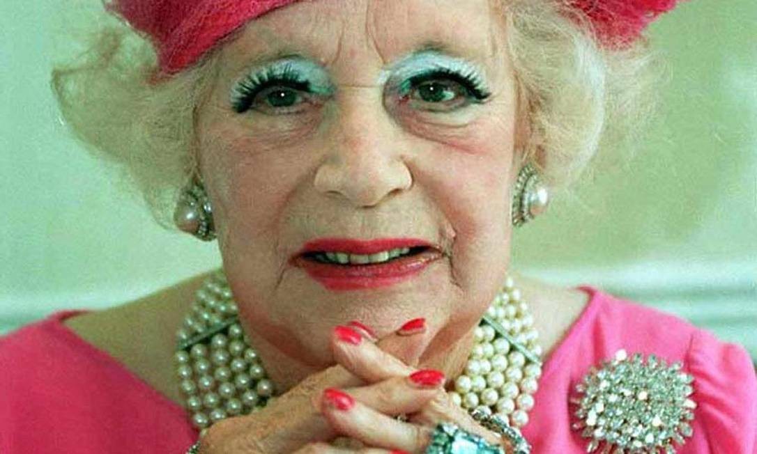  Sempre vestindo a mesma cor, a mais prolífica escritora do século XX entrou para o Guinness como vendedora de um bilhão de livros Foto: AFP/18-6-1995