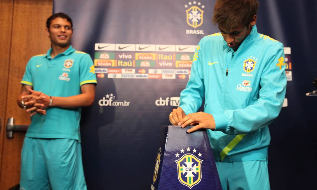 
Neymar vota nos melhores do Brasileiro, observado pelo capitão Thiago Silva, que já vê a seleção com 80% de sua capacidade para 2014
Foto: Mowa Press
