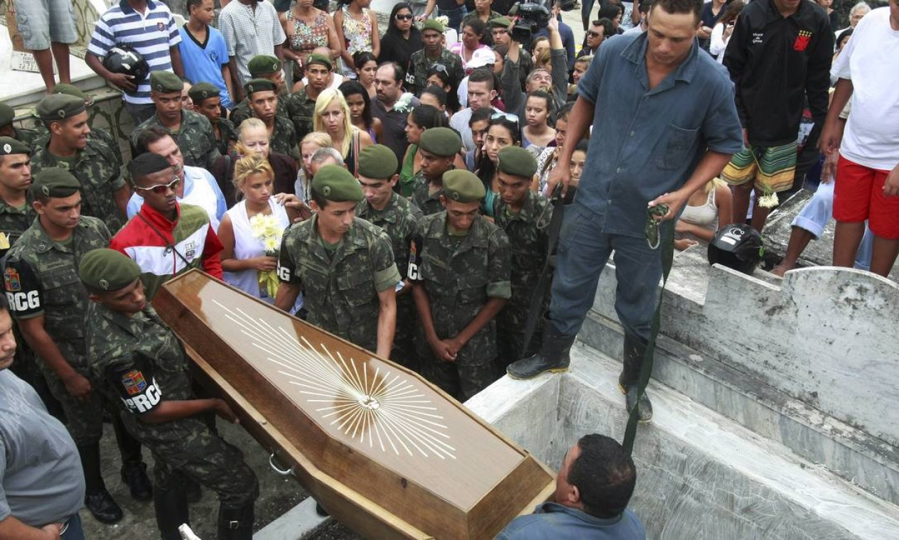 Soldado Morto Com Tiro Acidental Em Quartel é Enterrado Jornal O Globo 7700