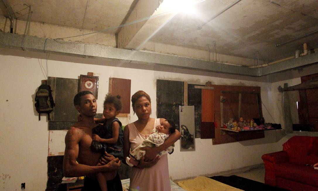 
Ocupação. Bruna com o marido e as filhas no prédio inacabado da creche-modelo: “Não temos para onde ir”
Foto: Marcelo Piu / O Globo