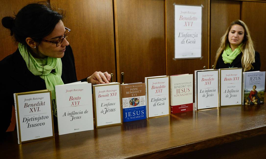 
No Vaticano, foram apresentadas as diferentes edições do livro sobre a infância de Cristo, o terceiro da série escrita por Ratzinger sobre Jesus
Foto: ANDREAS SOLARO / AFP