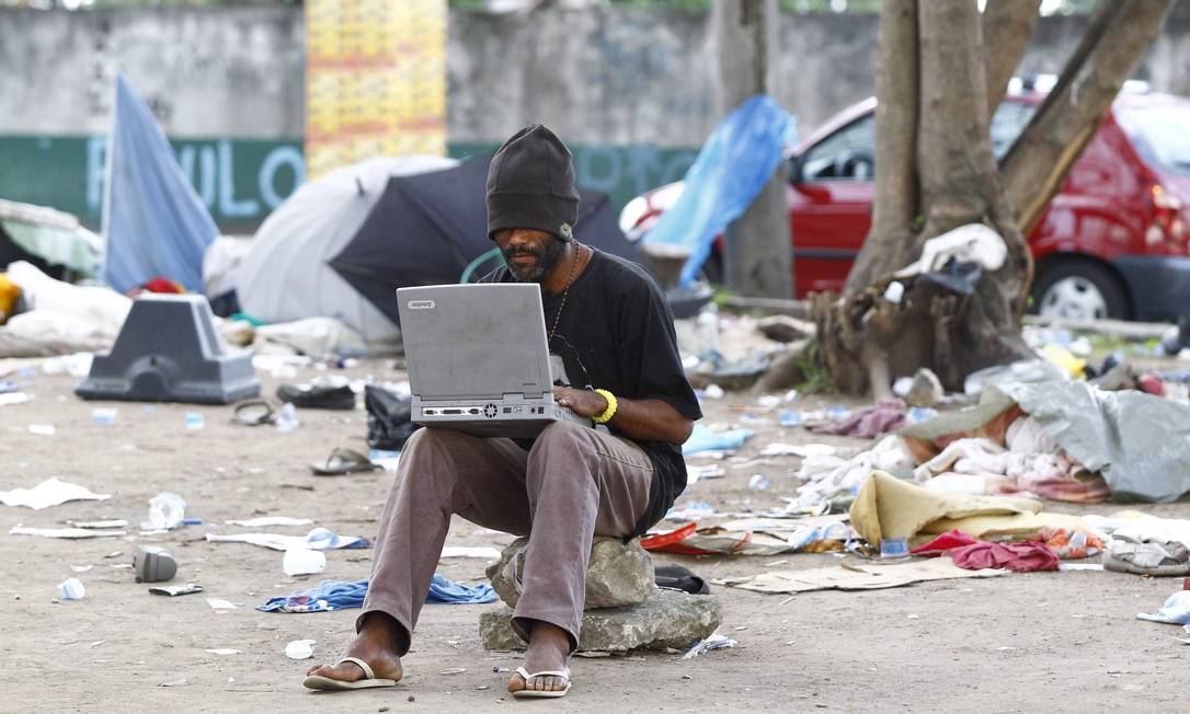 
Laptop. Em meio ao lixo na cracolândia, homem manuseia um computador
Foto: Pablo Jacob / O Globo