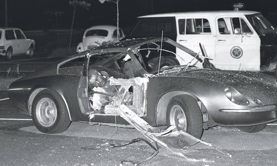 
No dia 30 de abril de 1981 uma bomba explodiu dentro de um carro no estacionamento do Riocentro
Foto: O Globo / Arquivo