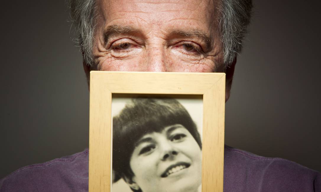 
Sylvio Massa e a foto da mulher. No sebo Baratos da Ribeiro, ele reencontrou a dedicatória que escreveu para a falecida esposa em um livro de J.D. Salinger, em 1966
Foto: Leonardo Aversa / Agência O Globo