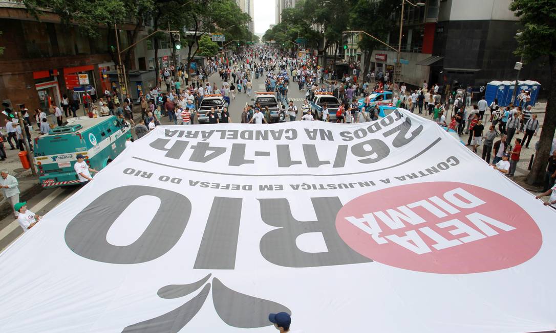 
Manifestantes fazem passeata contra redistribuição de royalties na Rio Branco
Foto: Gabriel de Paiva / O Globo