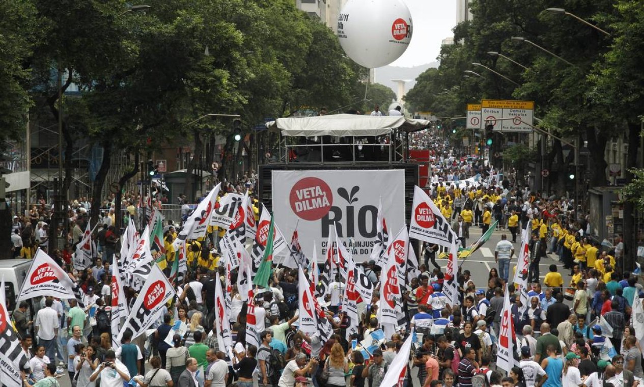 Avenida Rio Branco é tomada por manifestantes em protesto contra o projeto de lei aprovado no Congresso que tira royalties do petróleo do Rio Foto: Marcelo Carnaval / Agência O Globo