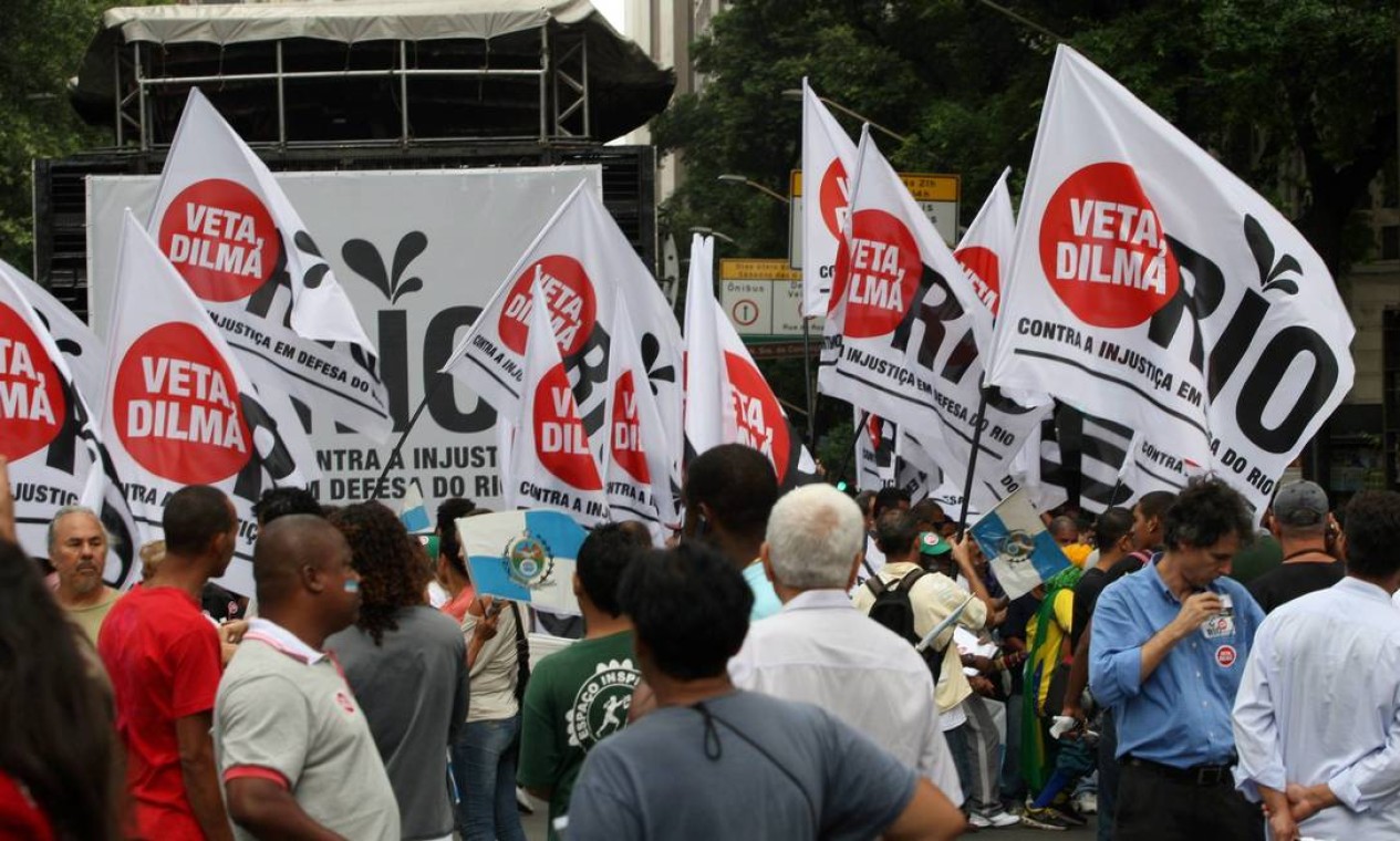 Manifestantes protestam contra ameaça de perda dos royalties do petróleo Foto: Guilherme Pinto / Agência O Globo