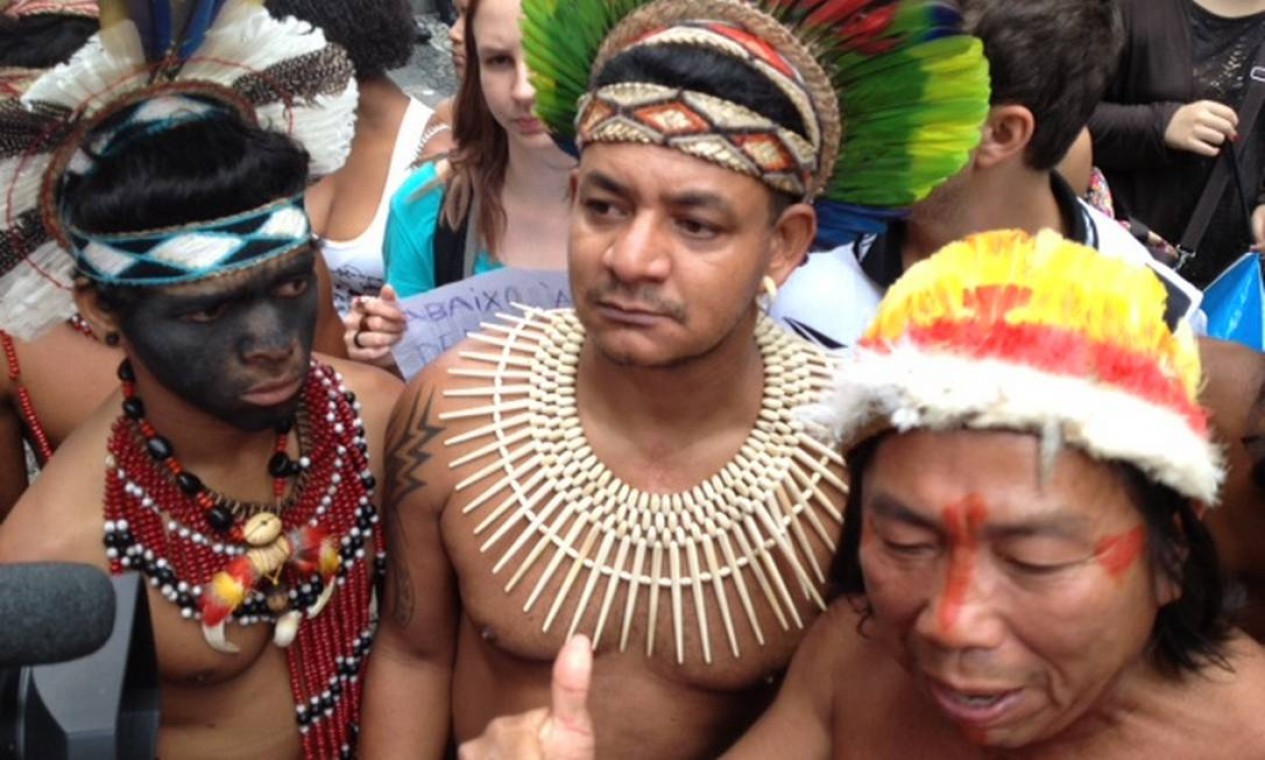 O cacique Tucano (à direita) veio à passeata no Centro do Rio com 45 índios da aldeia Maracanã protestar contra a demolição do museu do Índio, no Maracanã Foto: Rennan Setti