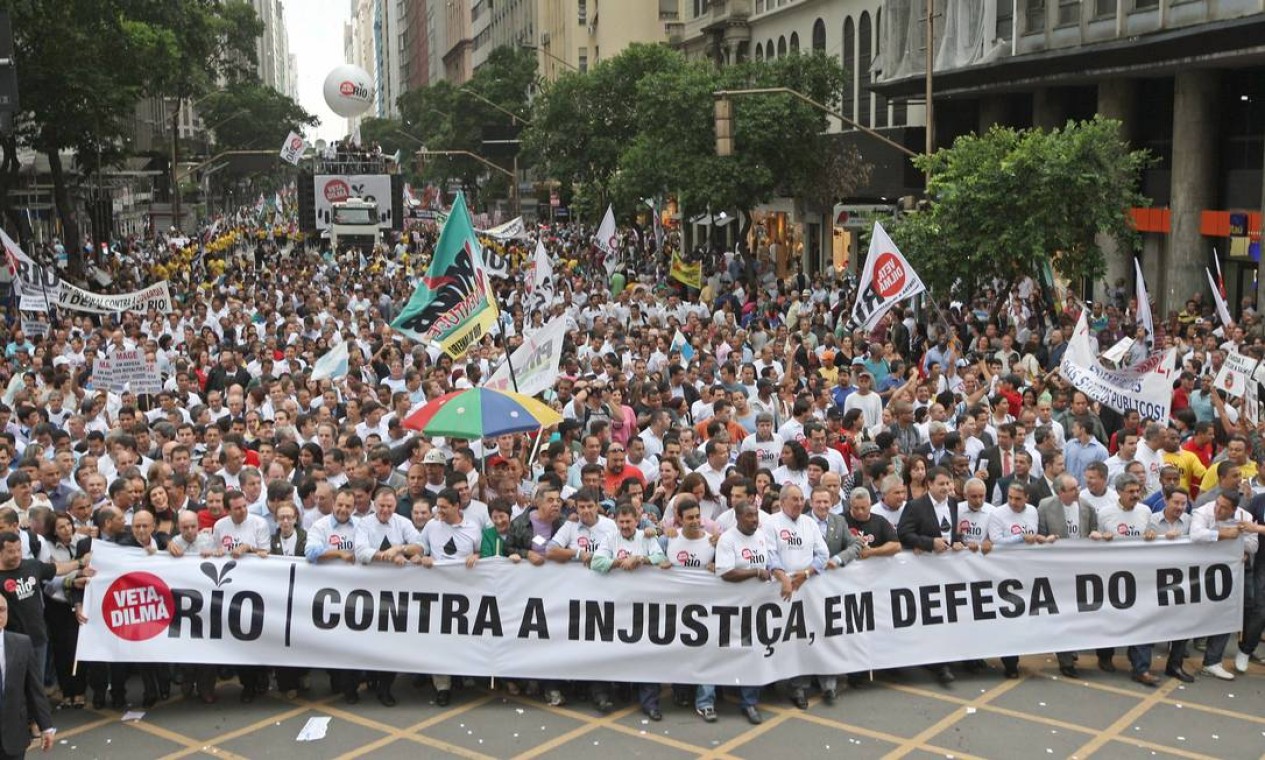 Manifestantes tomam a Avenida Rio Branco em defesa dos royalties Foto: Urbano Erbiste / Agência O Globo