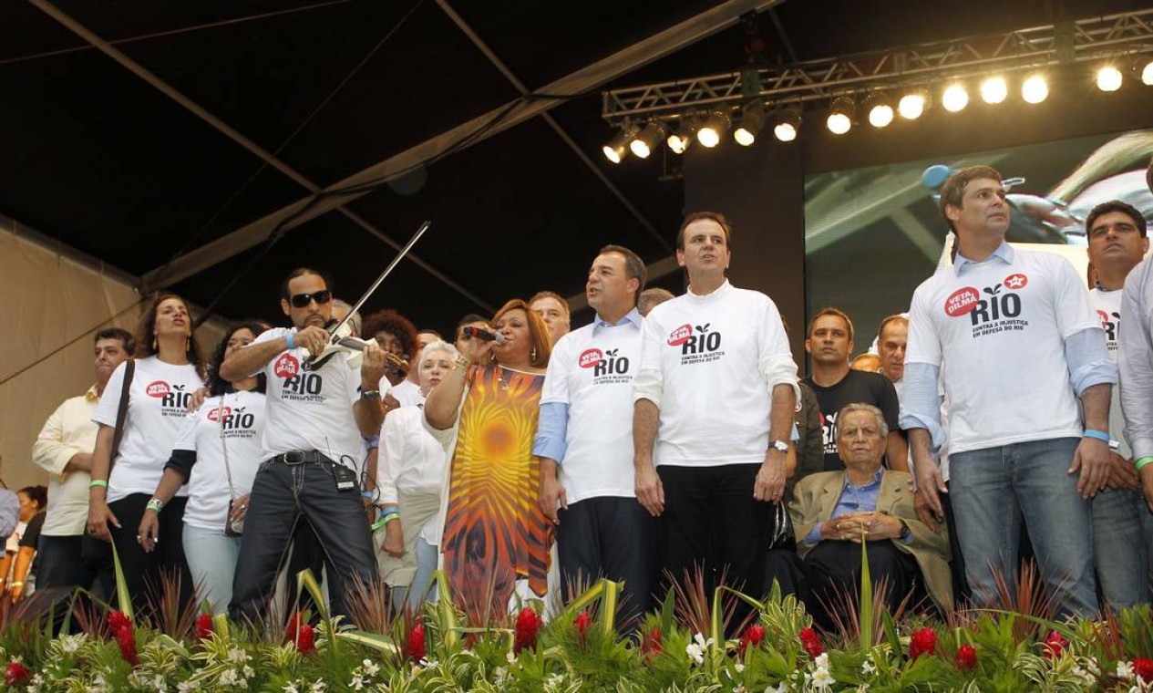 Políticos e artistas no palco na Cinelândia no protesto em prol da manutenção dos royalties do estado do Rio Foto: Terceiro / AgÃªncia O Globo