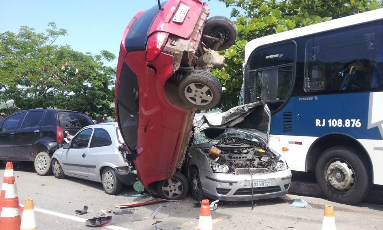 Motorista De ônibus Passa Mal E Bate Em Carros Parados Em Charitas