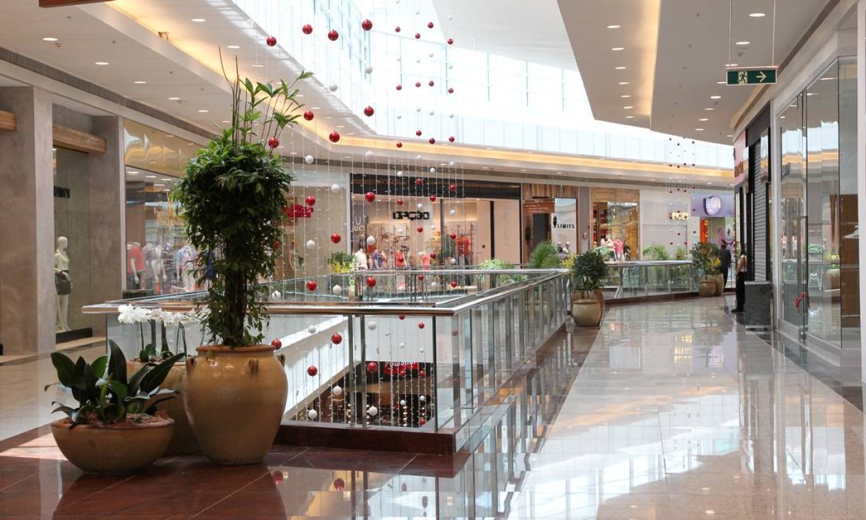 Um dos corredores do shopping, que tem 276 lojas, sete salas de cinema de última geração e parque de diversões indoor Foto: Carlos Ivan / Agência O Globo