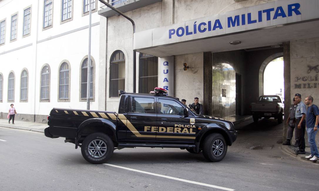 
Polícia Federal participa de operação contra PMs envolvidos com o tráfico
Foto: Márcia Foletto / O Globo