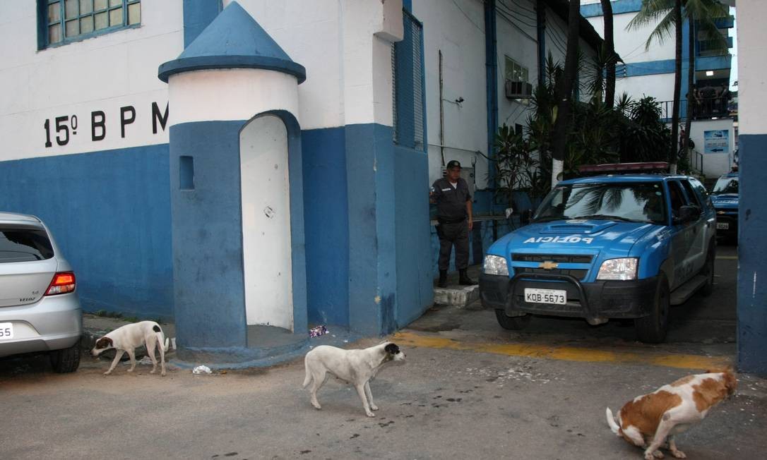 Policiais Militares tomam o quartel do 15Âº BPM (Duque de Caxias) para prender policiais envolvidos com o trÃ¡fico Fernando Quevedo / O Globo