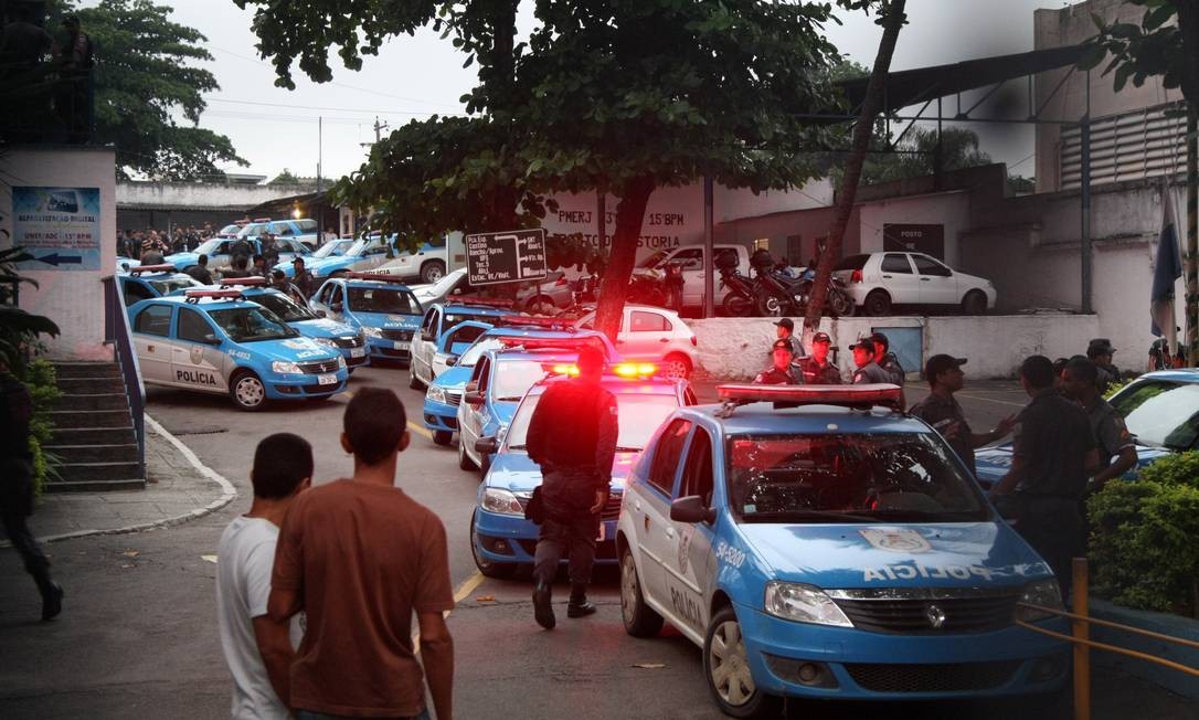 As investigaÃ§Ãµes revelaram que os policiais recebiam propina para devolver armas e drogas apreendidas aos traficantes da regiÃ£o Fernando Quevedo / O Globo