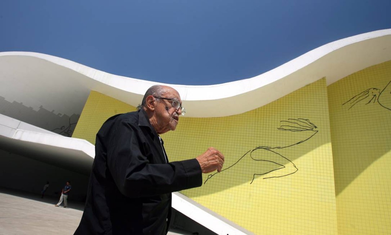 Niemeyer diante do Teatro Popular, em Niterói. Foto: Márcia Foletto / Agência O Globo