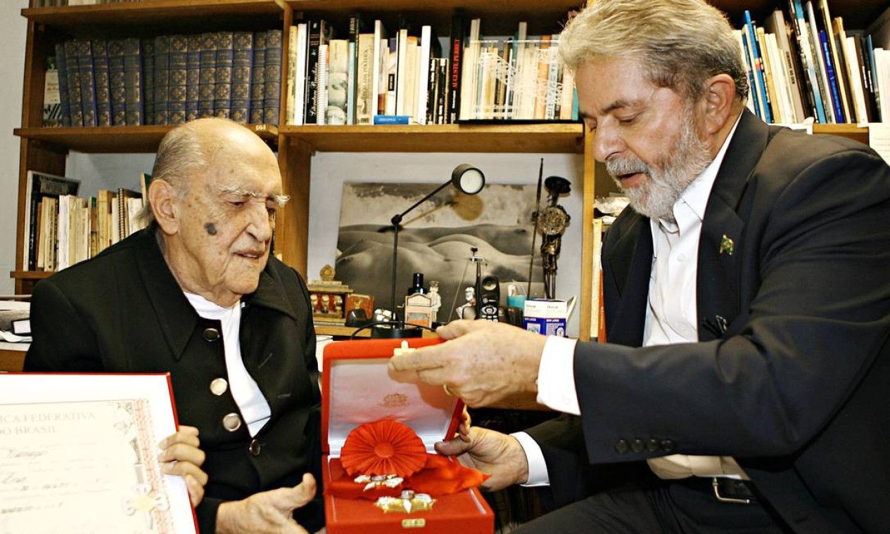 Presidente Lula entrega a Oscar Niemeyer a medalha da Ordem do Mérito Cultural em 2007 Foto: Ricardo Stuckert