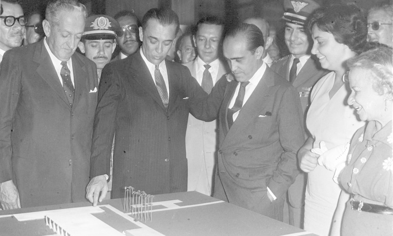 Com JK. Na exposição permanente sobre Brasília no Ministério da Educação, em 1958 Foto: Arquivo O Globo