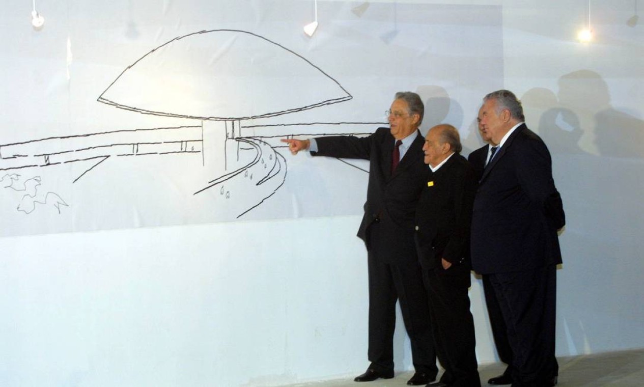 Oscar Niemeyer com Fernando Henrique Cardoso, em 2002 Foto: Gazeta do Povo