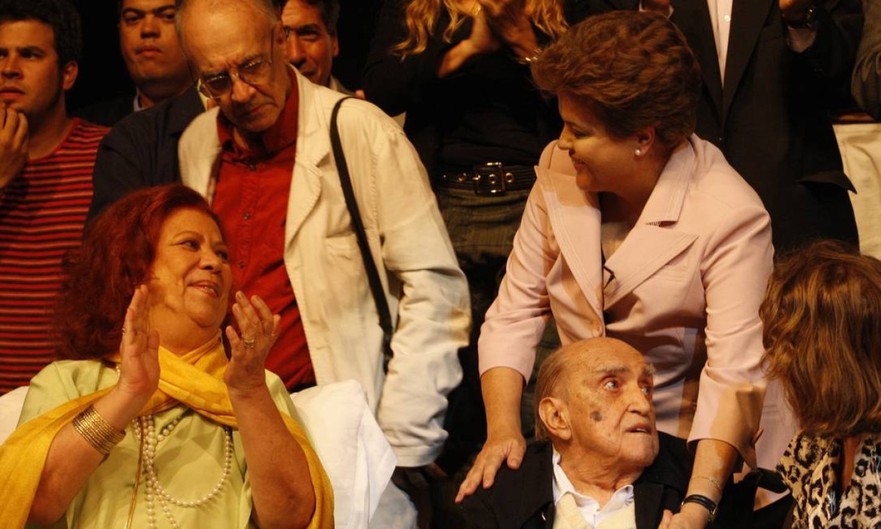 Com Dilma. Abraço da então candidata, em encontro com artistas em 2010 Foto: Agência O Globo