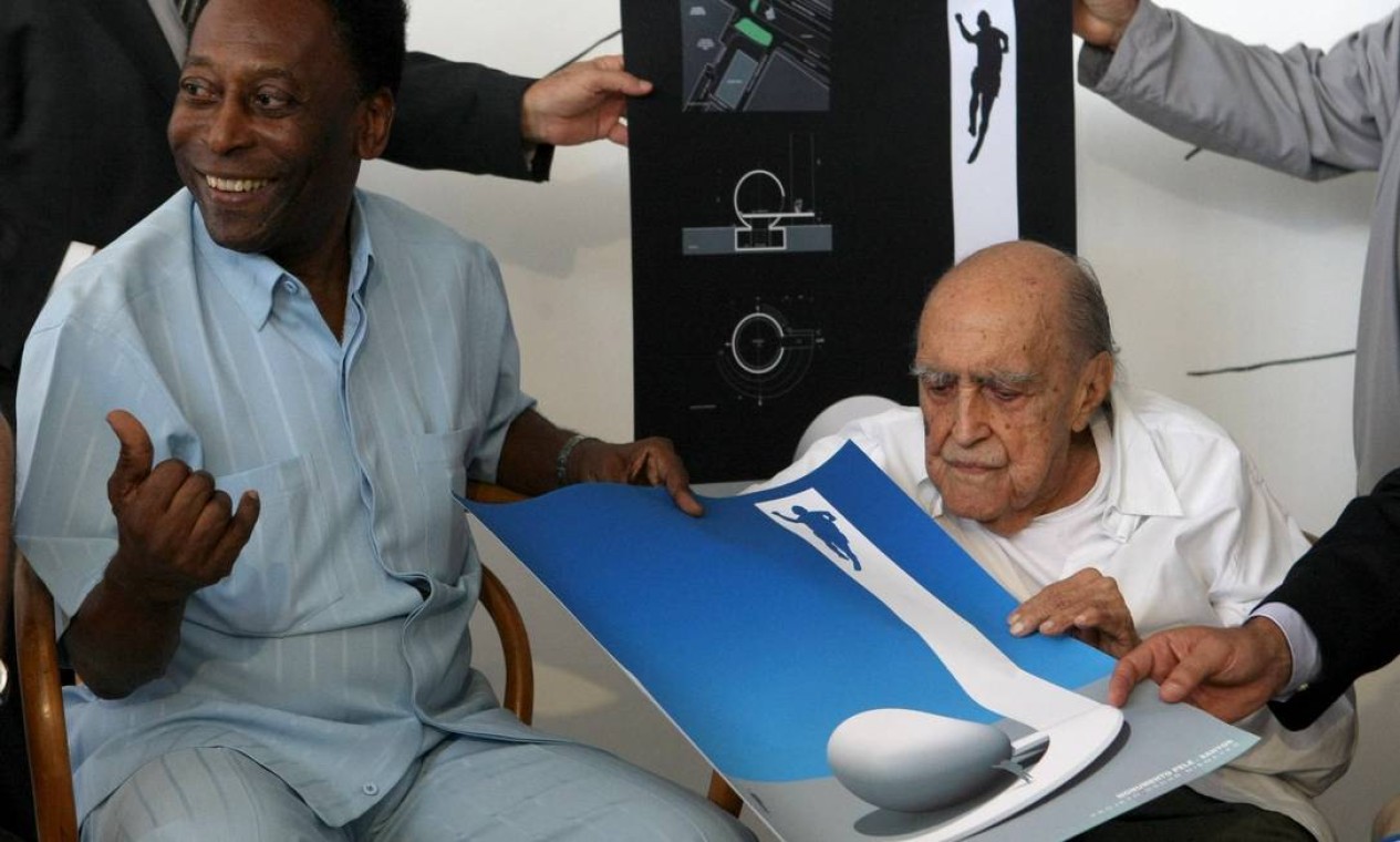Com Pelé, para a entrega do projeto para o museu com o nome do jogador, em 2009 Foto: Agência O Globo