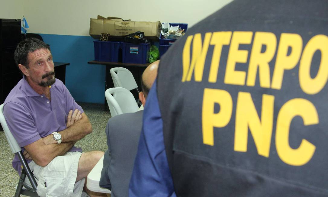 
McAfee sendo interrogado pela Interpol na capital da Guatemala
Foto: - / AFP/Policia Nacional Civil