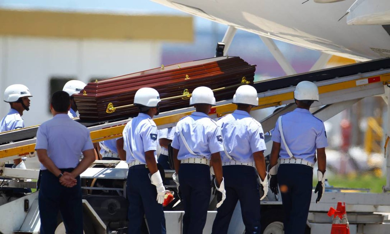 O corpo seguiu para a capital no início da tarde desta quinta Foto: Jorge William / Agência O Globo