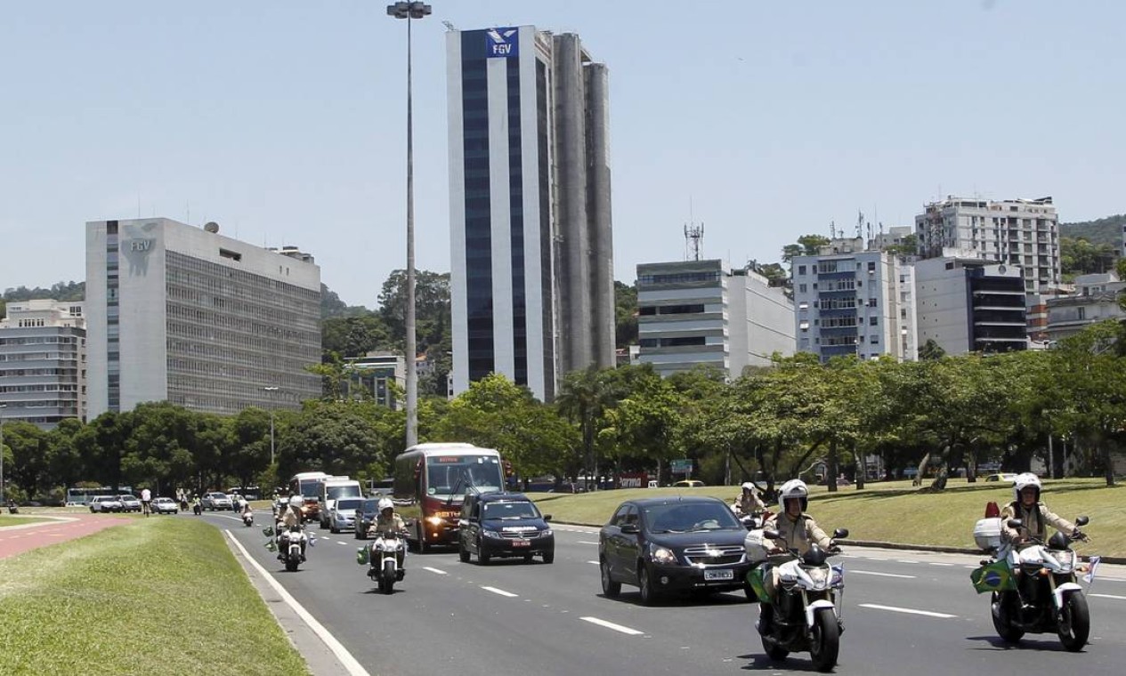 O cortejo que seguiu o corpo de Oscar Niemeyer até o aeroporto Santos Dumont passa em frente dos prédios da Fundação Getúlio Vargas, projetos do arquiteteto na Praia de Botafogo Foto: Marcelo Carnaval/Agência O Globo
