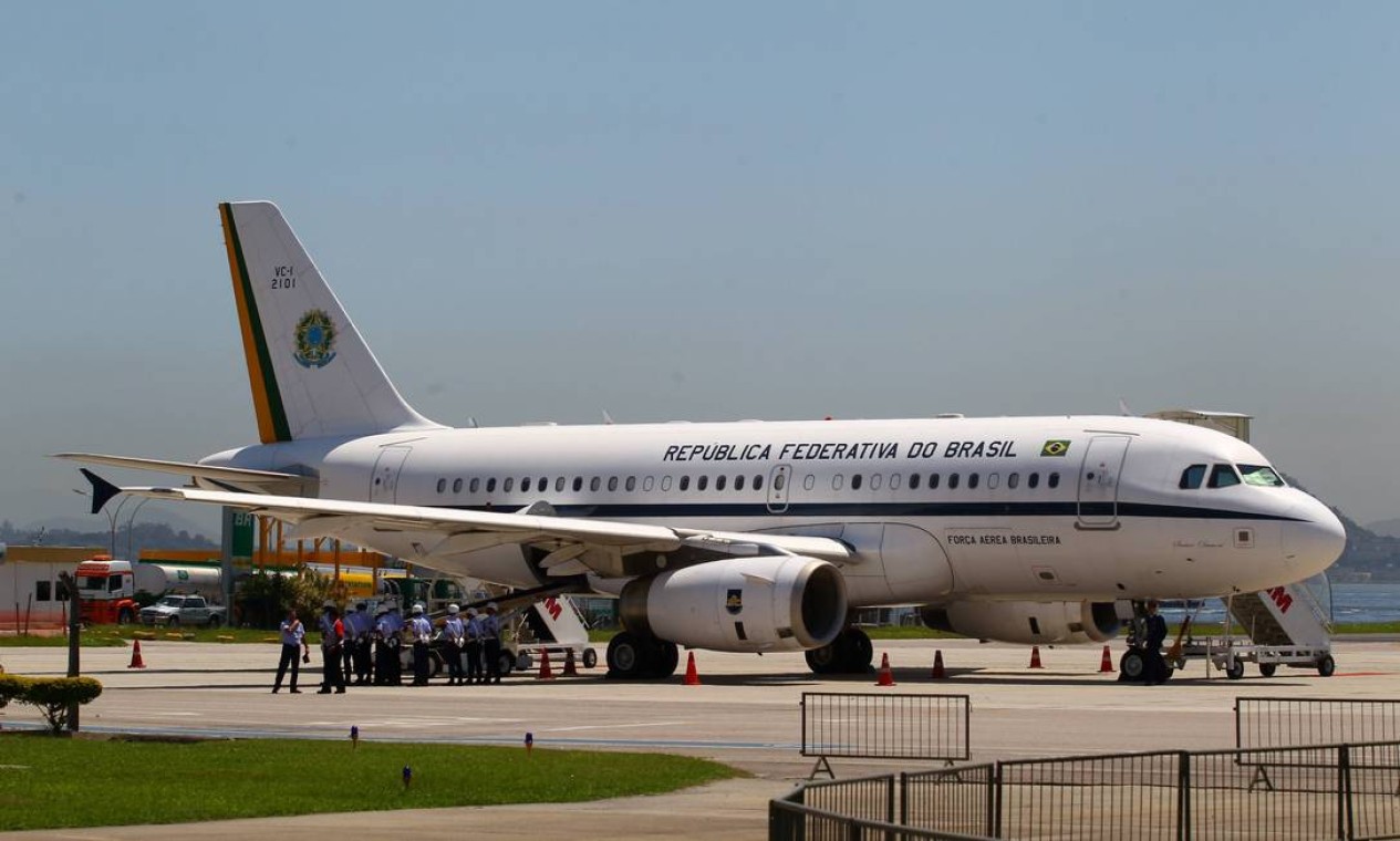 O corpo de Niemeyer foi transportado para Brasília em avião da Presidência da República Foto: Jorge William / Agência O Globo