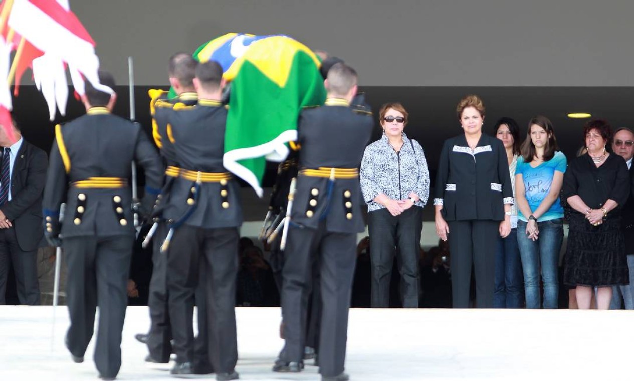A viúva de Niemeyer, Vera Lúcia, e a presidente Dilma Rousseff recebem o caixão Foto: Givaldo Barbosa/Agência O Globo
