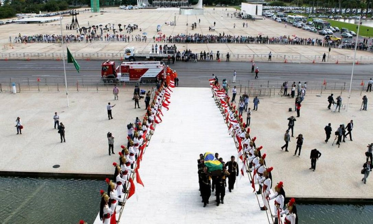 Oficiais levam o corpo de Oscar Niemeyer pela rampa do Palácio do Planalto Foto: Gustavo Miranda/Agencia O globo