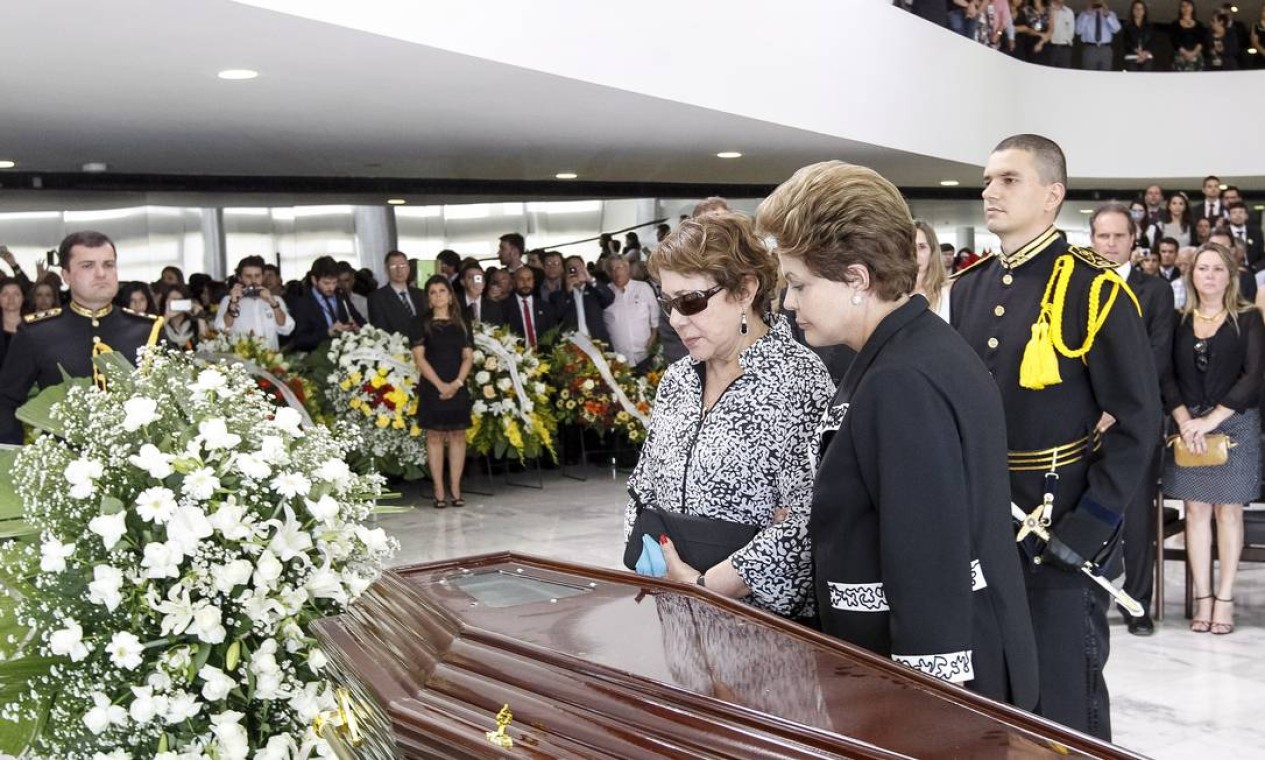 Presidenta Dilma Rousseff ao lado de Vera Lúcia Niemeyer prestam homenagens durante velório do arquiteto Oscar Niemeyer no Palácio do Planalto Foto: Roberto Stuckert Filho / Agência O Globo