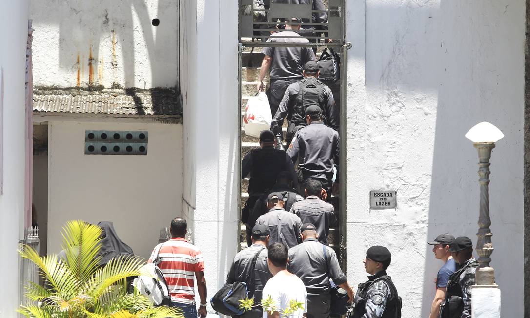 
Sem comunicação. PMs presos foram levados para o presídio de Bangu 8
Foto: Márcia Foletto / O Globo