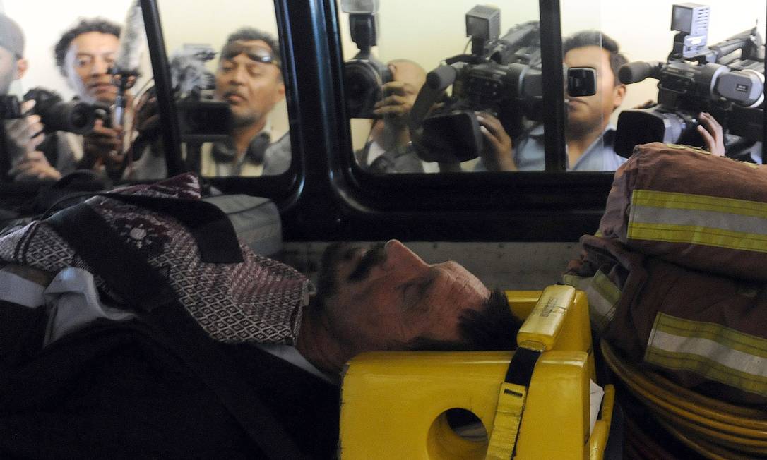 
McAfee imobilizado dentro da ambulância que o levou ao hospital. Segundo advogado, empresário apresentava taquicardia e hipertensão
Foto: JOHAN ORDONEZ / AFP
