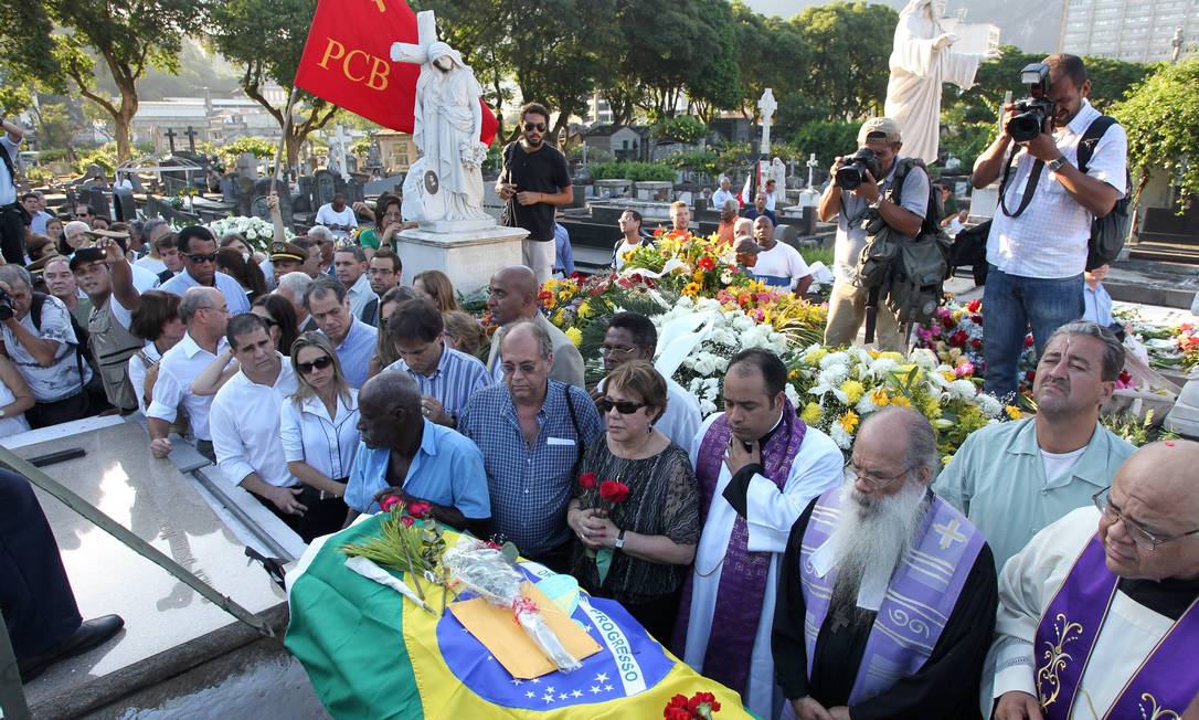 Parentes, amigos e religiosos acompanham o enterro Foto: Domingos Peixoto / Agência O Globo