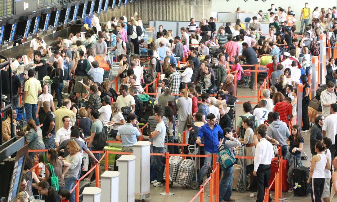 
Às vésperas do Natal, há dois anos, centenas de viajantes lotam o saguão do Aeroporto Internacional de Guarulhos, em São Paulo
Foto: Eliária Andrade/24-12-2010