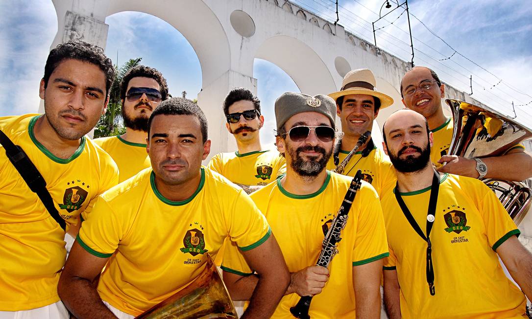 
Formação da Go East Orkesta, que apresenta músicas balcânicas no carnaval
Foto: Divulgação