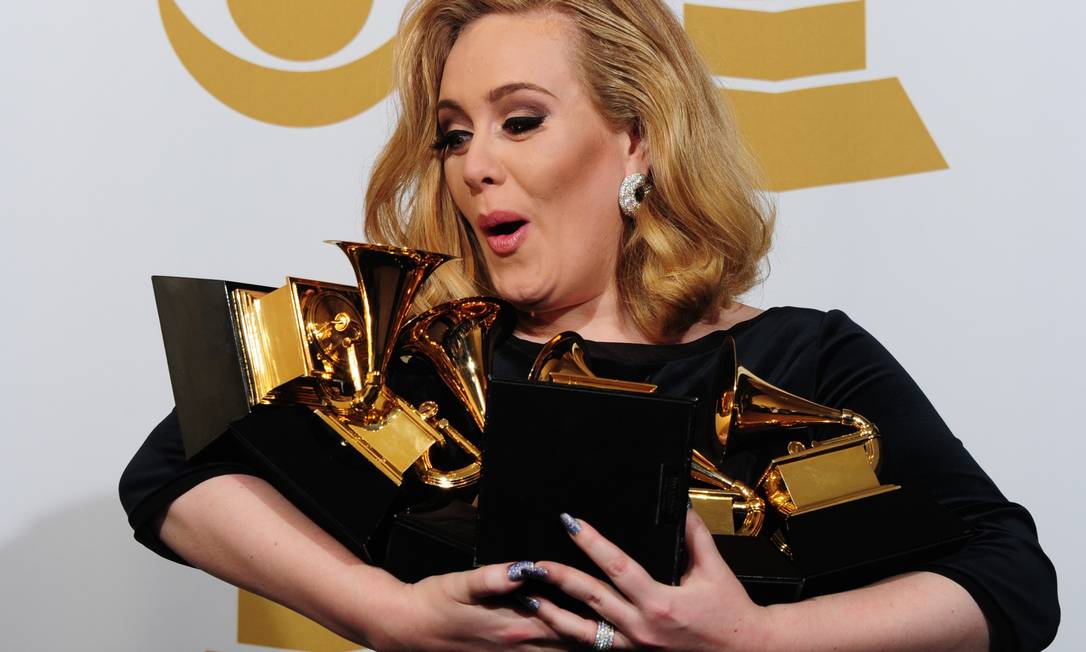 
A cantora Adele posa com seus seis troféus do Grammy 2012: artista é dona do disco digital mais vendido nos Estados Unidos e Reino Unido
Foto: FREDERIC J. BROWN / AFP