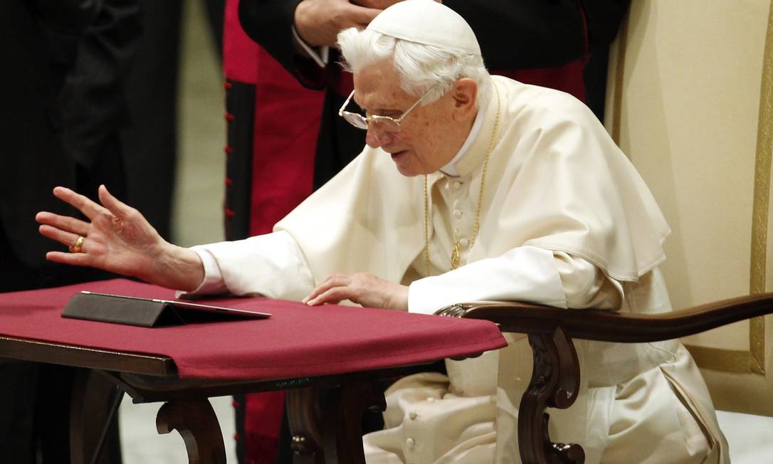 
Papa Bento XVI inaugura sua conta no Twitter usando um iPad
Foto: REUTERS/GIAMPIERO SPOSITO