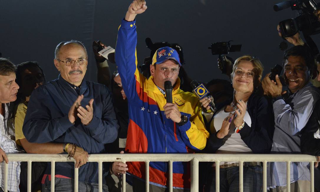Líder da oposição, Henrique Capriles, comemora a reeleição no estado de Miranda Foto: AFP