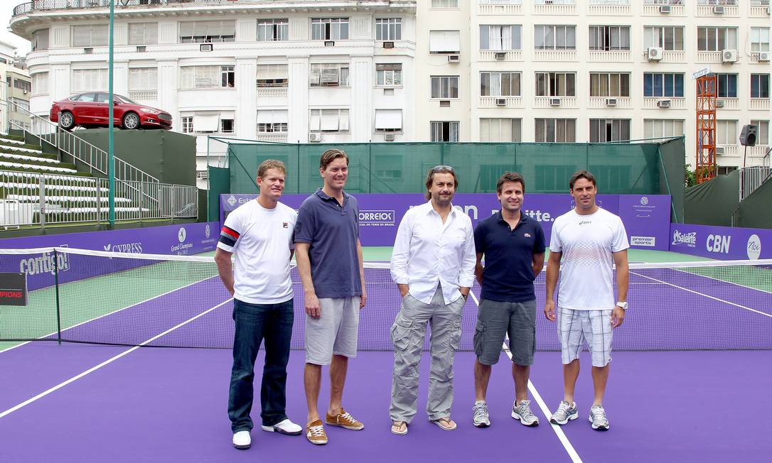 Veteranos da ATP. Ferreira (à esquerda) , Enqvist, Leconte, Santoro e Daniel na quadra do Copacabana Palace Foto: Ivo Gonzalez