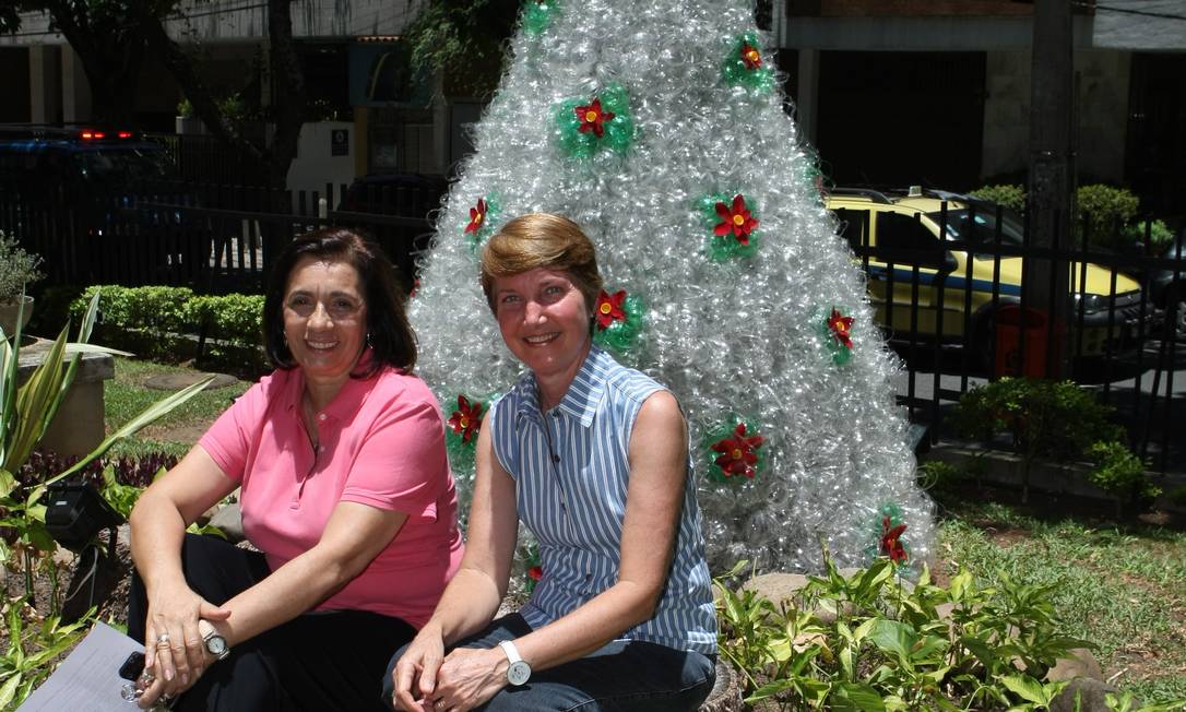 Árvore de Natal em condomínio na Tijuca é feita de garrafas PET - Jornal O  Globo