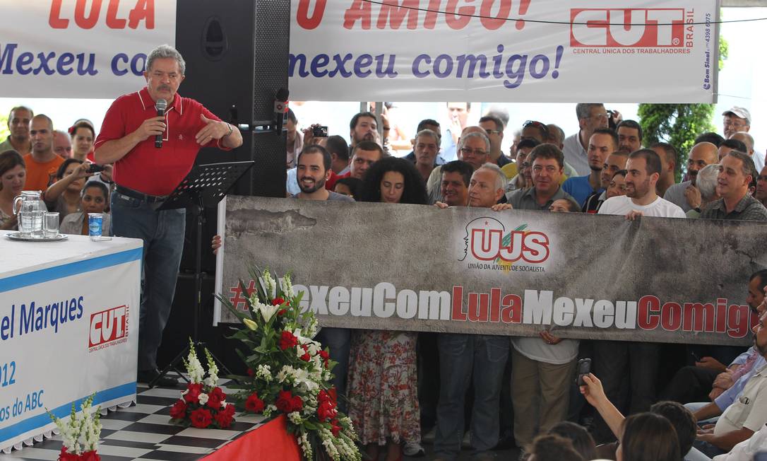 
Entidades promovem ato de desagravo ao ex-presidente Lula em São Bernardo do Campo
Foto: O Globo / Michel Filho