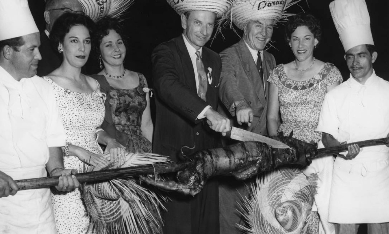 Laurance Rockefeller (com a faca) e amigos durante uma festa na propriedade de Dorado Beach, na época em que a praia porto-riquenha atraía nomes da alta sociedade dos EUA Foto: The Rockefeller Archive Center / The New York Times