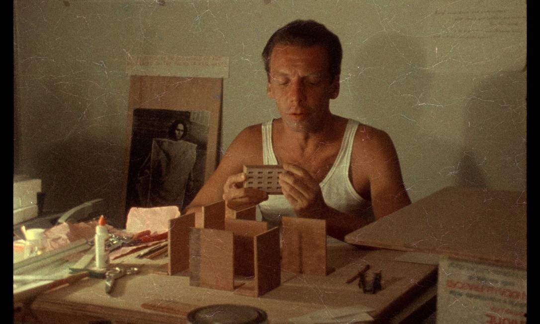 O Artista Plástico Hélio Oiticica Queria Ressaltar Com Seus Parangolés