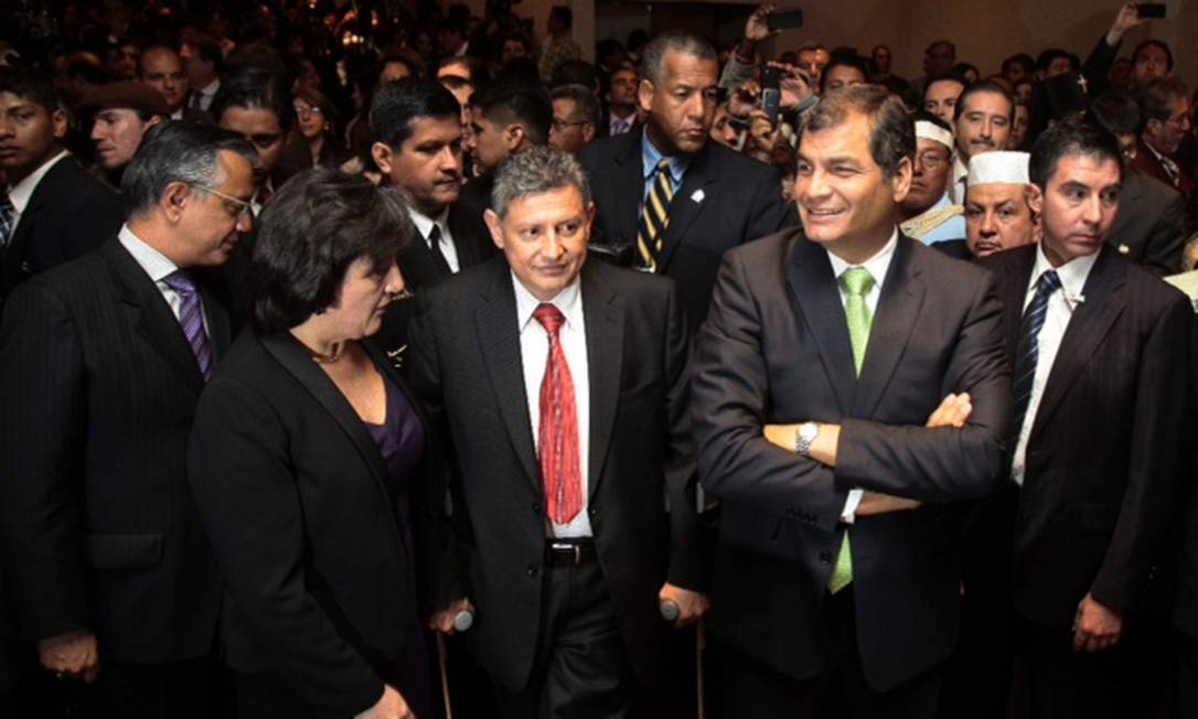 O ex-presidente do BC equatoriano, Pedro Delgado, e seu primo, o presidente do país, Rafael Correa Foto: GDA
